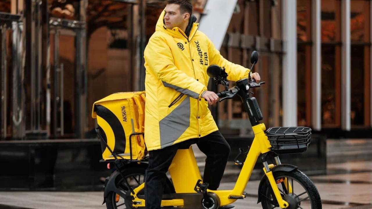 Запрет на езду курьеров по тротуарам могут ввести в России весной 2025 года